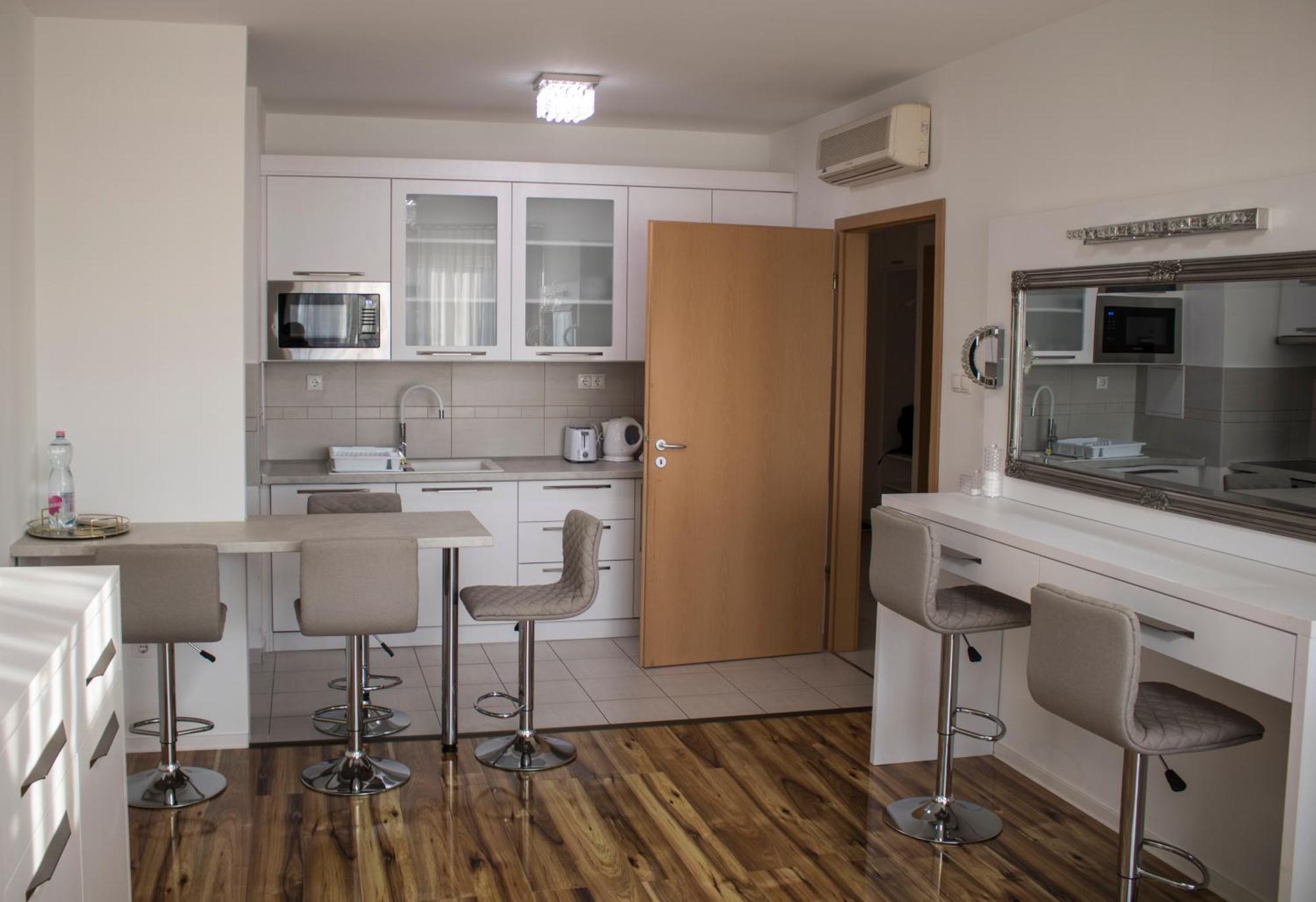 Tp Spacious Stylish Free Parking Apartment Szeged Bagian luar foto